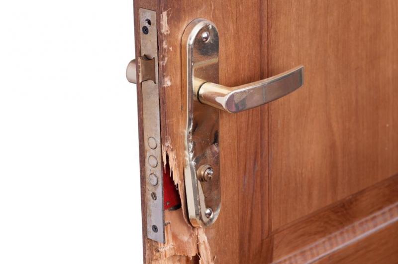 Porte ab&icirc;m&eacute;e, faut-il une r&eacute;paration de menuiserie &agrave; Pontarlier ?