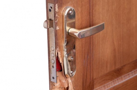 Porte ab&icirc;m&eacute;e, faut-il une r&eacute;paration de menuiserie &agrave; Pontarlier ?